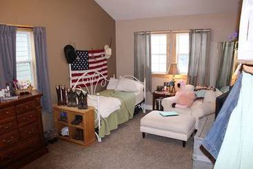 Bedroom of 395 Maben Ave